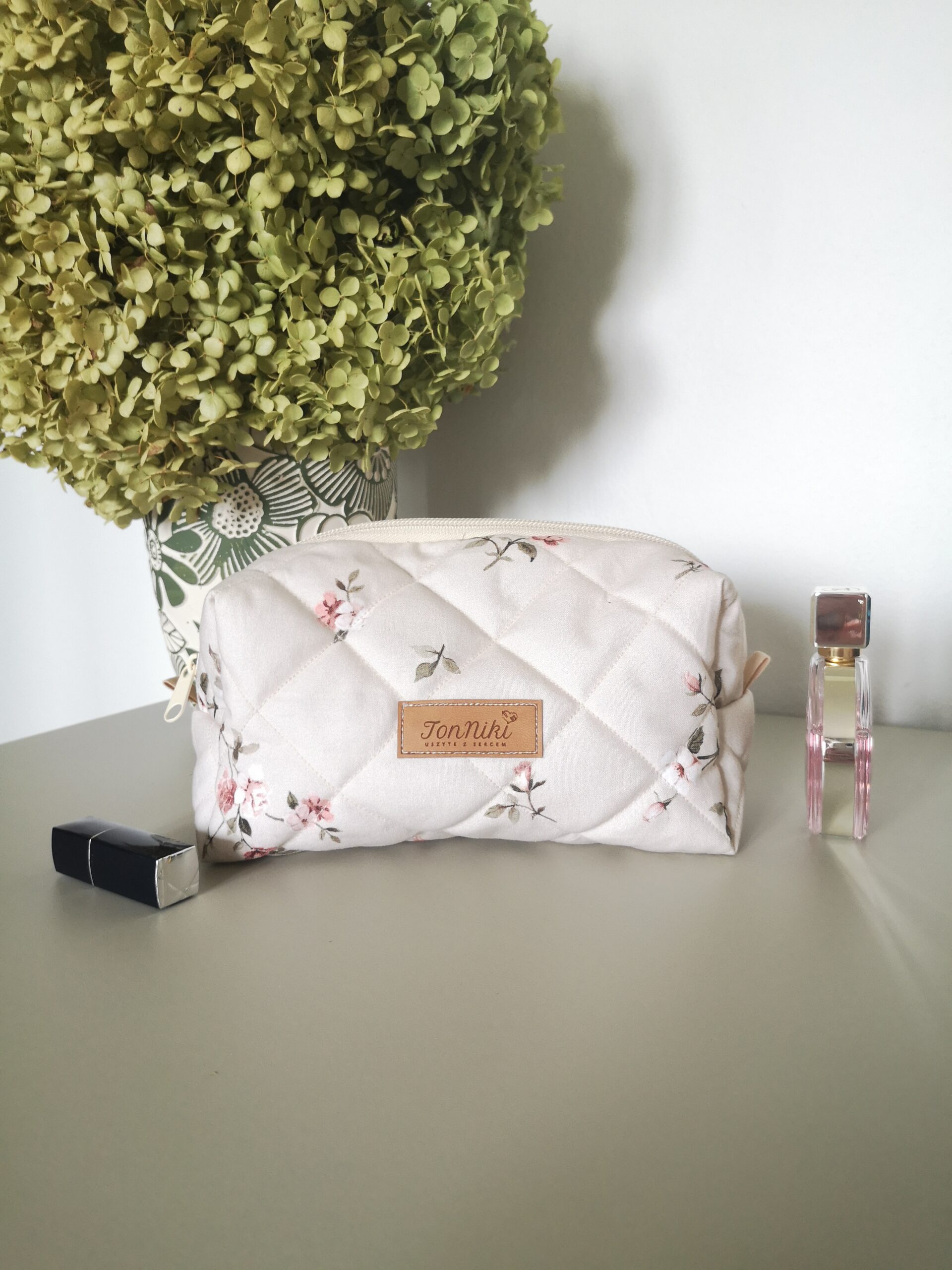 Kosmetyczka bawełniana romantyczna wykonana z naturalnej bawełny, w kolorze beżowym, z zamkiem błyskawicznym i wodoodpornym wnętrzem