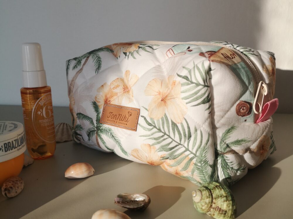 Kosmetyczka bawełniana - wakacyjna, wykonana z naturalnej bawełny, wakacyjny wzór na jasnym tle, z zamkiem błyskawicznym i wodoodpornym wnętrzem