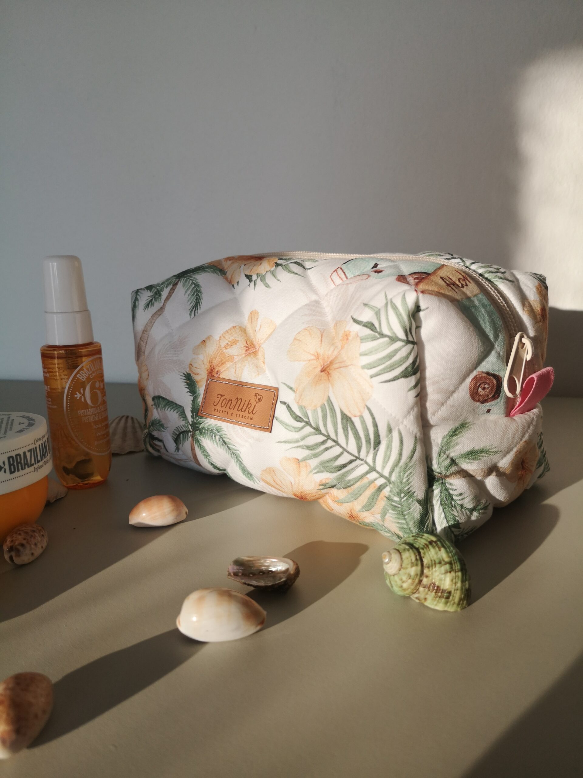 Kosmetyczka bawełniana - wakacyjna, wykonana z naturalnej bawełny, wakacyjny wzór na jasnym tle, z zamkiem błyskawicznym i wodoodpornym wnętrzem