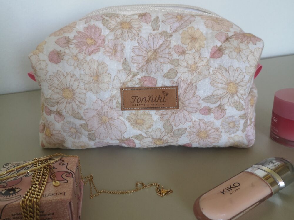 Kosmetyczka muślinowa- pastelowe stokrotki. Delikatne pastelowe kwiaty na jasnym tle. Zapinana na zamek. Wodoodporne wnętrze