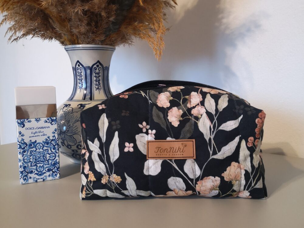 Kosmetyczka bawełniana - vintage. Kwiaty na czarnym tle. Zapinana na zamek. Wodoodporne wnętrze