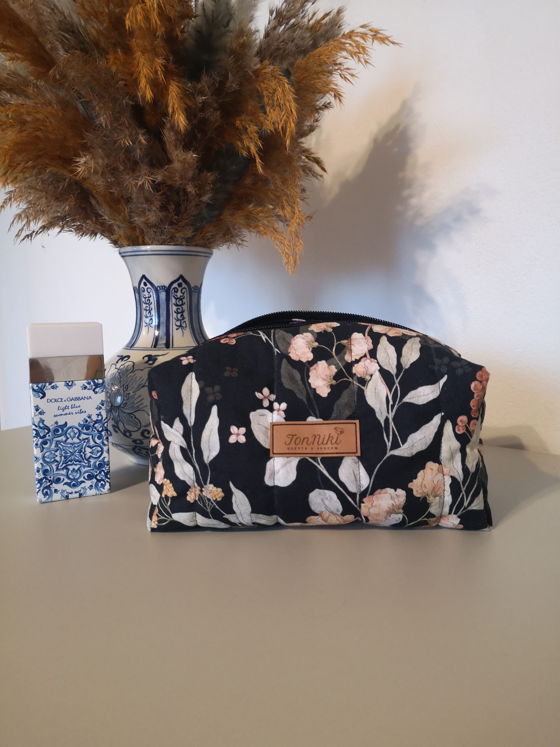 Kosmetyczka bawełniana - vintage. Kwiaty na czarnym tle. Zapinana na zamek. Wodoodporne wnętrze