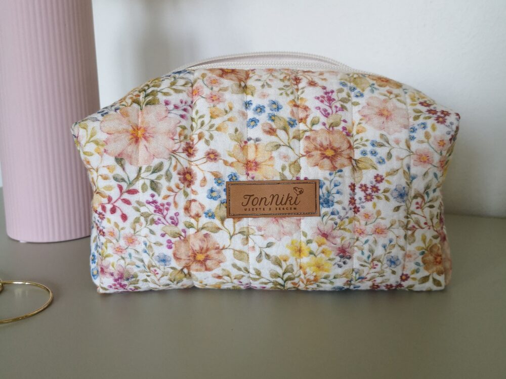 Kosmetyczka muślinowa - kolorowa łączka. Kolorowe kwiaty na jasnym tle. Zapinana na zamek. Wnętrze wodoodporne