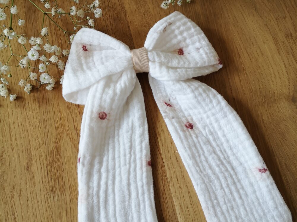 Spinka do włosów z kokardą muślinową - delikatne stokrotki. Jasne beżowo-brązowe stokrotki na kremowym tle