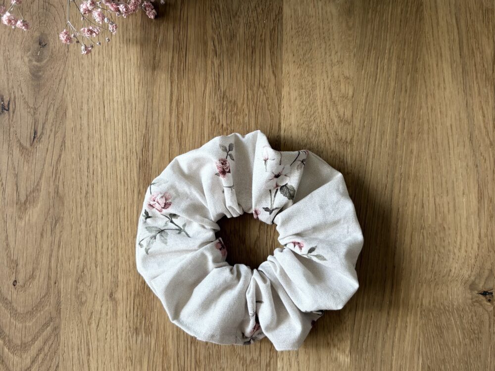 Scrunchie bawełniana - romantyczna. Delikatne kwiatki na jasnym. beżowym tle