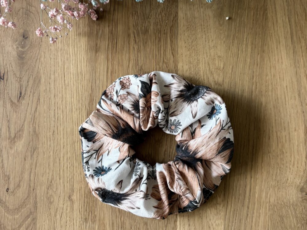 Scrunchie bawełniana - retro słoneczniki. Wzór słoneczników i biedronek na jasnym tle