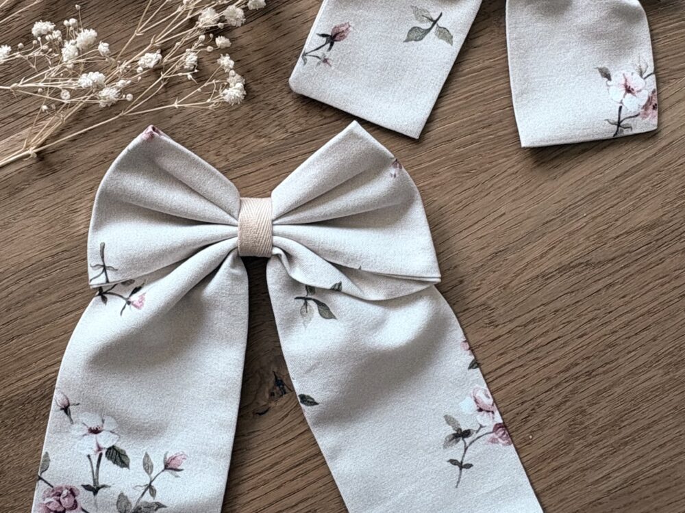 Spinka do włosów z kokardą mała i duża, zapinana na metalową klamrę, delikatne kwiatuszki na beżowym tle