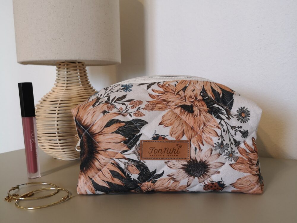 Kosmetyczka bawełniana retro słoneczniki wykonana z naturalnej bawełny, w kolorze beżowym, z zamkiem błyskawicznym i wodoodpornym wnętrzem