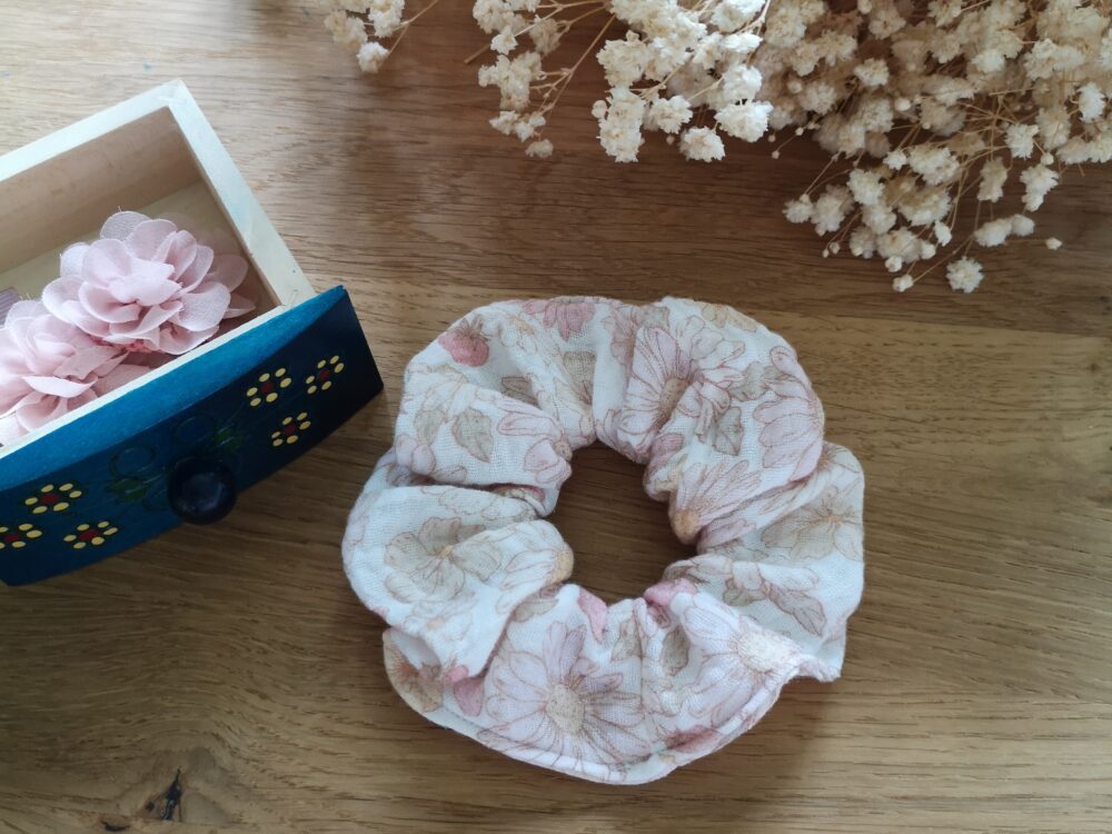 Scrunchie muślinowa - pastele. Delikatne pastelowe kwiatki na jasnym tle.