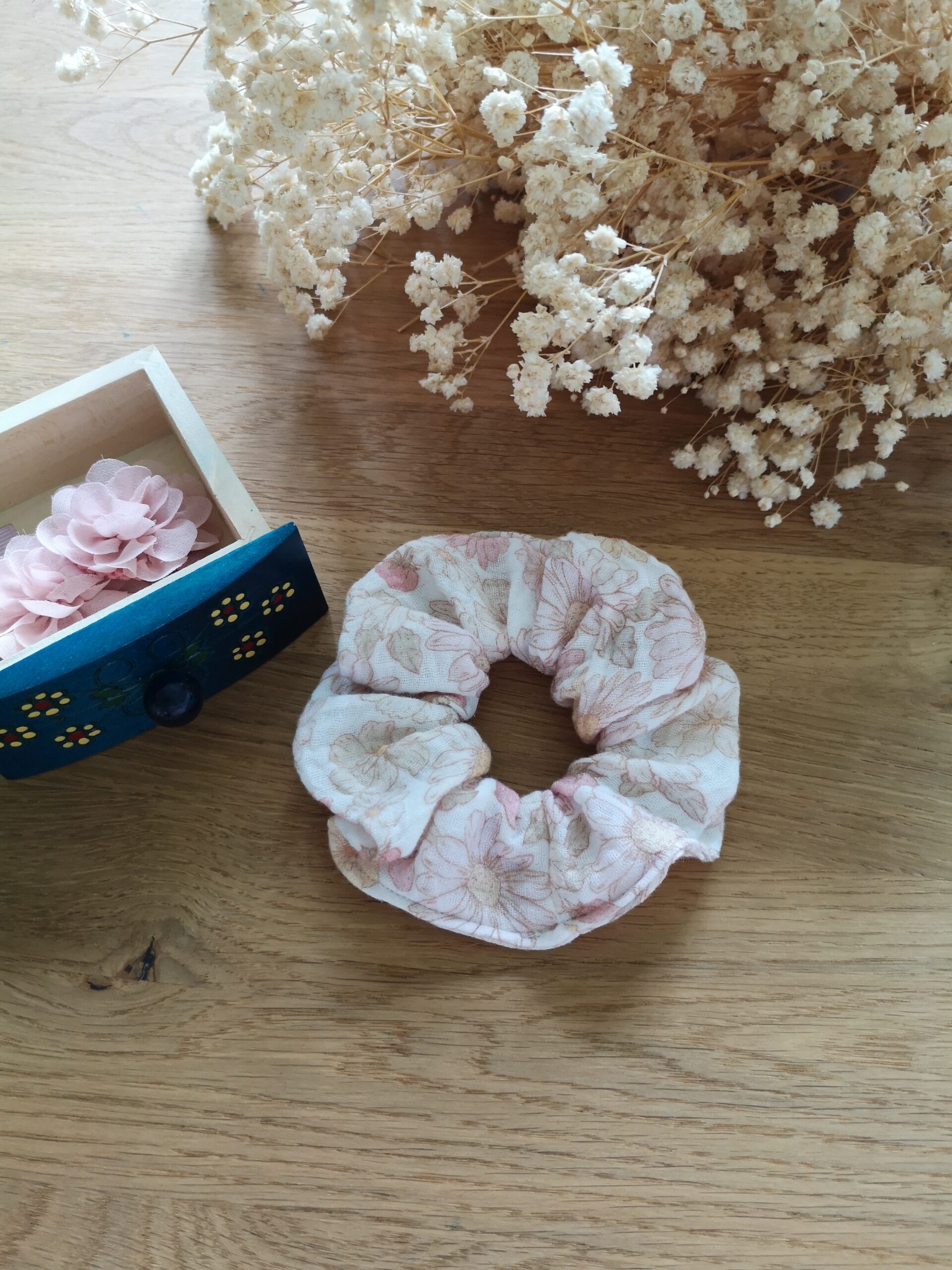 Scrunchie muślinowa - pastele. Delikatne pastelowe kwiatki na jasnym tle.