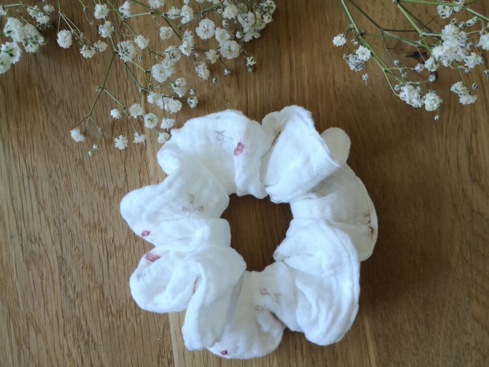 Scrunchie muślinowa - delikatne stokrotki. Bardzo jasne beżowo - brązowe stokrotki na białym tle