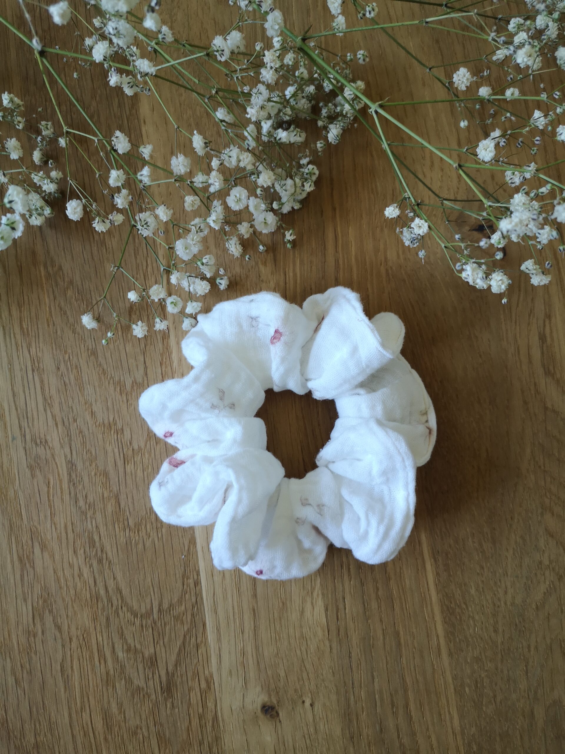 Scrunchie muślinowa - delikatne stokrotki. Bardzo jasne beżowo - brązowe stokrotki na białym tle