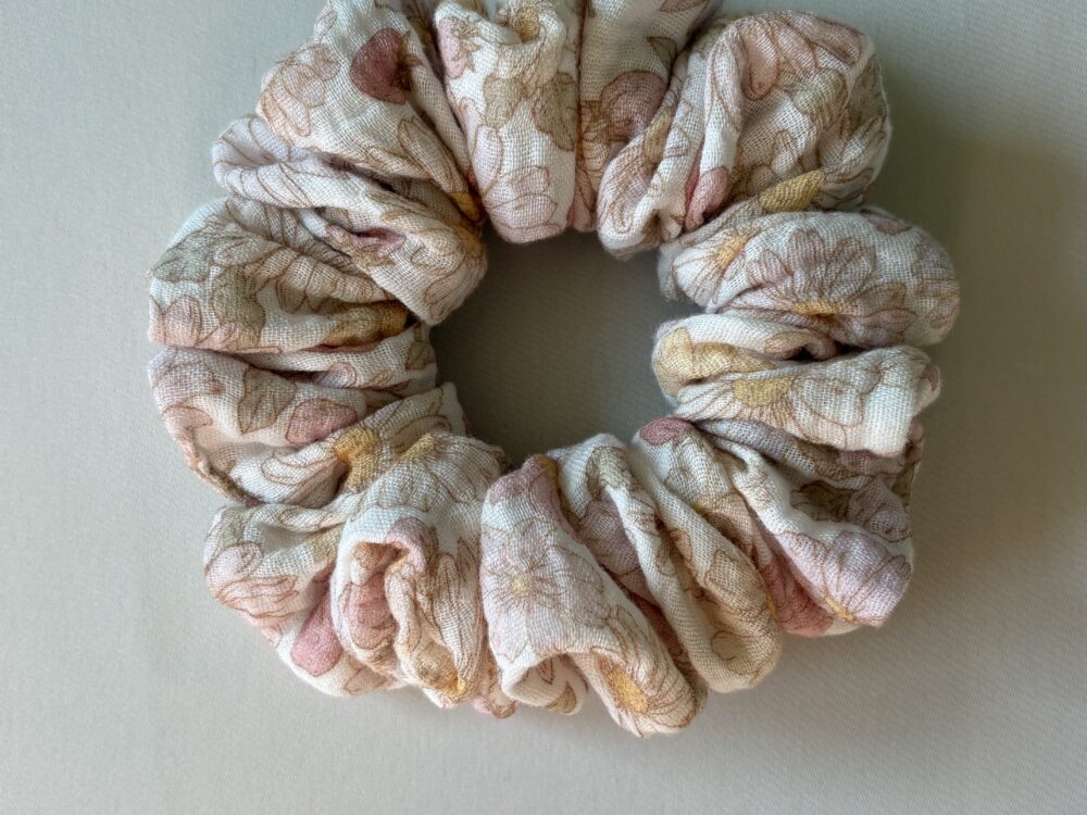 scrunchie muślinowa, pastelowe kwiaty i owoce na jasnym tle