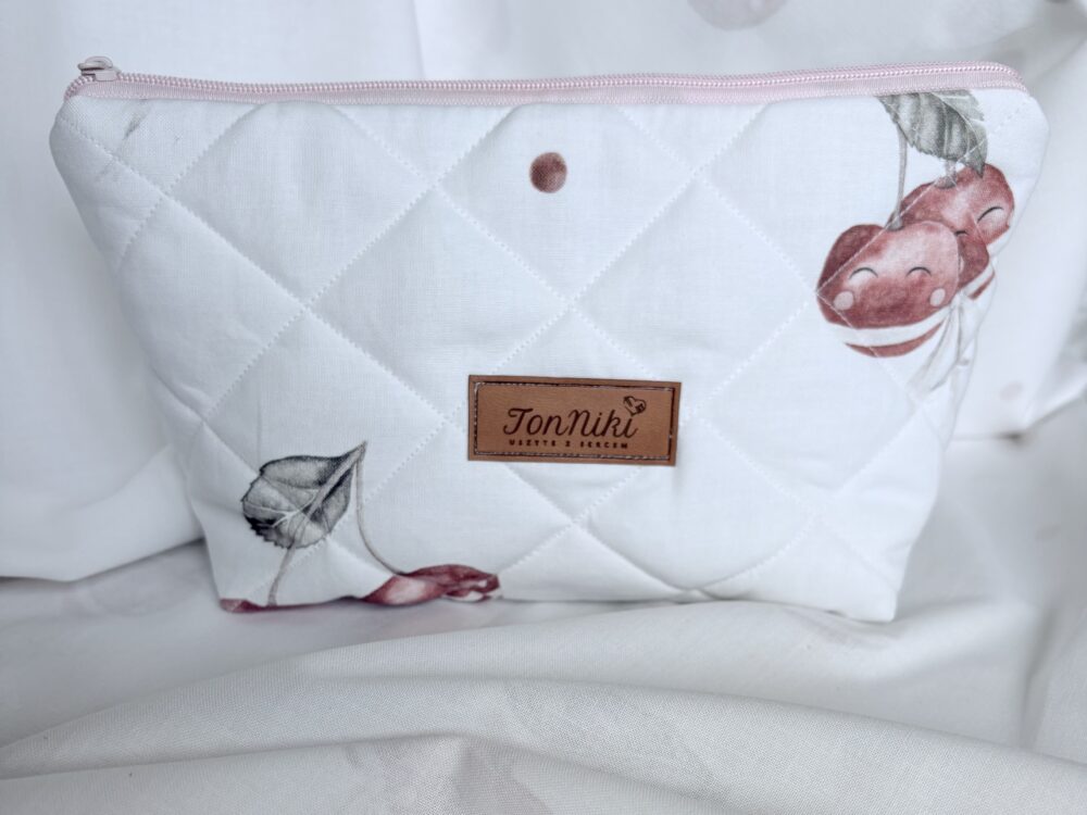 Kosmetyczka bawełniana - cherry. Wzór wiśni na białym tle. Zapinana na zamek.