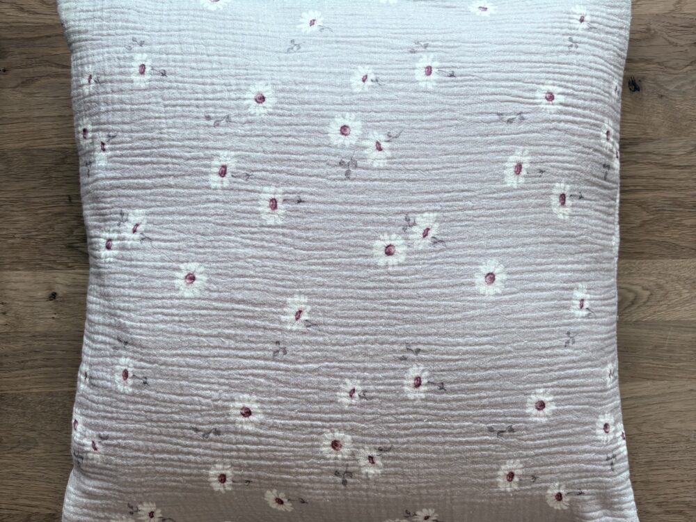 Poszewka muślinowa, rozmiar 40x40, wzór stokrotki na beżowym tle