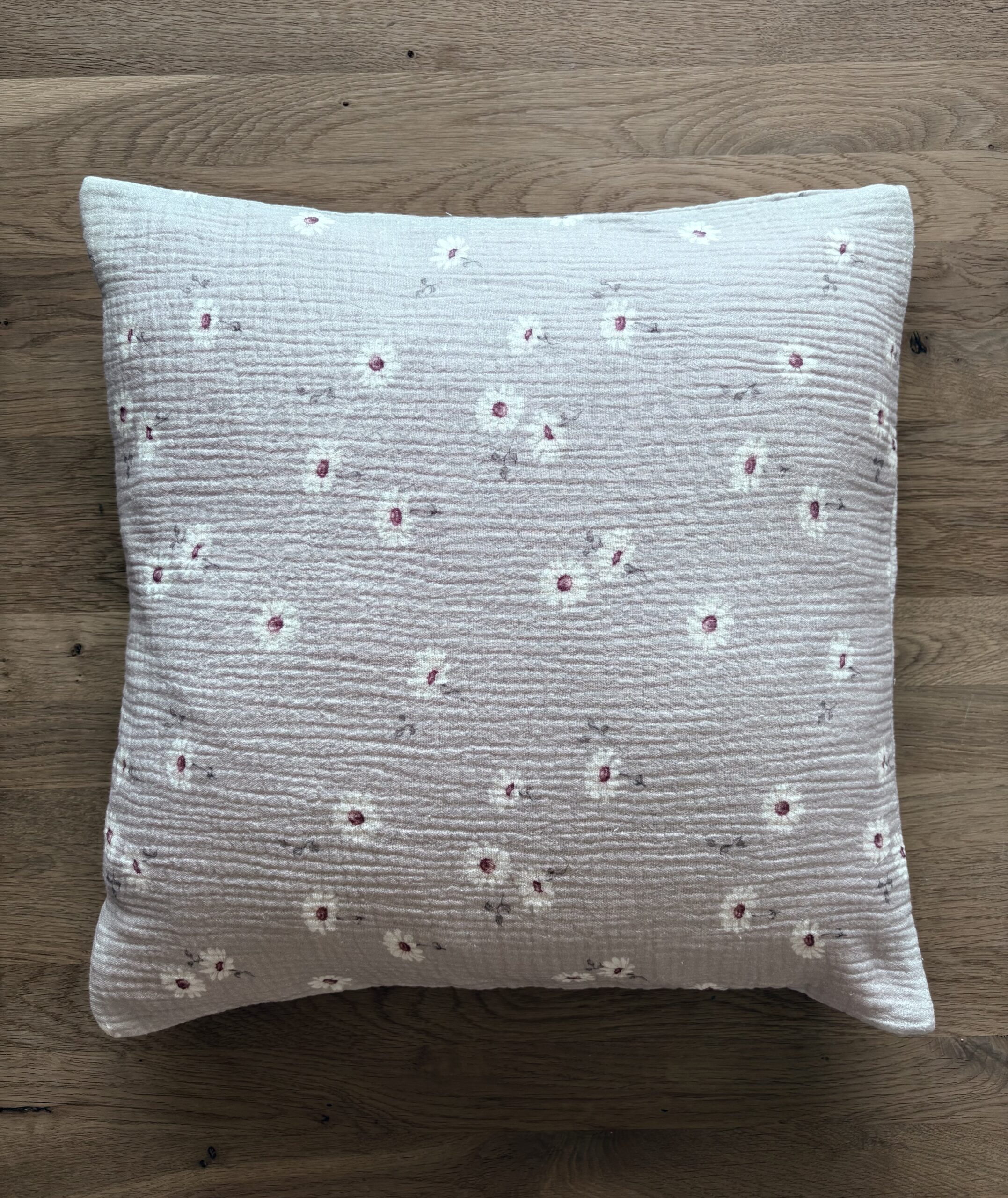 Poszewka muślinowa, rozmiar 40x40, wzór stokrotki na beżowym tle