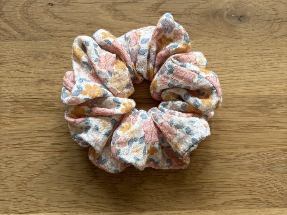 scrunchie muślinowa, kolorowe drobne kwiatuszki, różowo, pomarańczowo, niebieskie