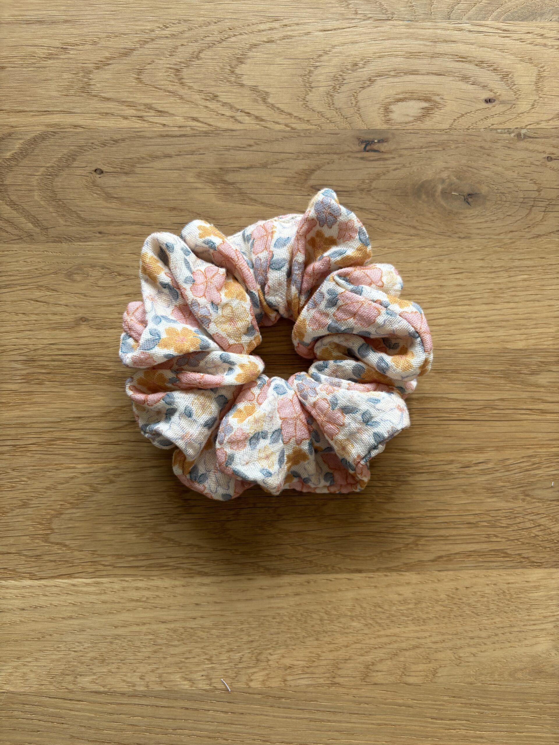 scrunchie muślinowa, kolorowe drobne kwiatuszki, różowo, pomarańczowo, niebieskie