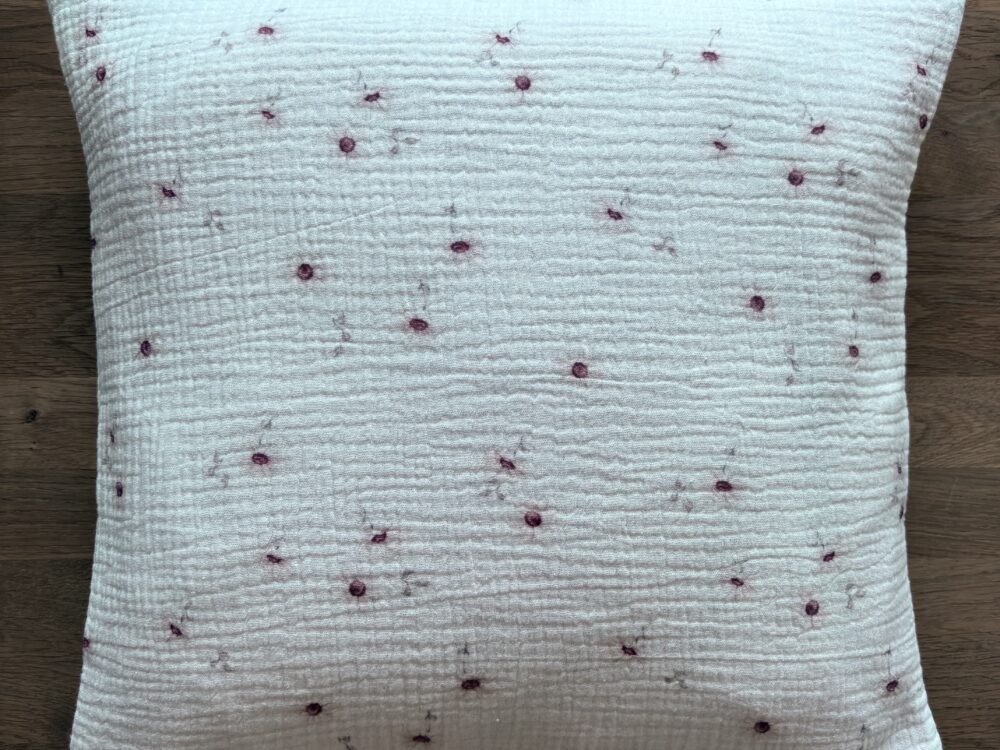 poszewka muślinowa na poduszkę, stokrotki na kremowym tle