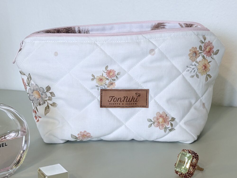 kosmetyczka bawełniana, pikowana kwiatki na białym tle, zamykana na zamek