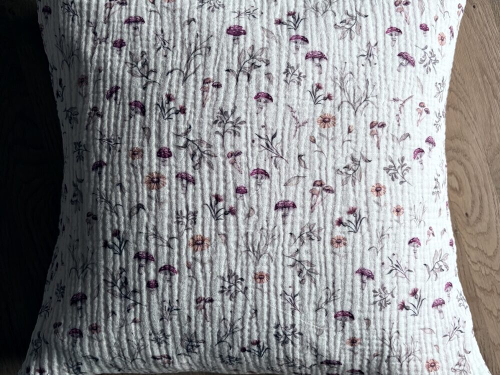 poszewka muślinowa na poduszkę, grzybki i kwiatki na jasnym, kremowym tle, zapinana na zamek kryty