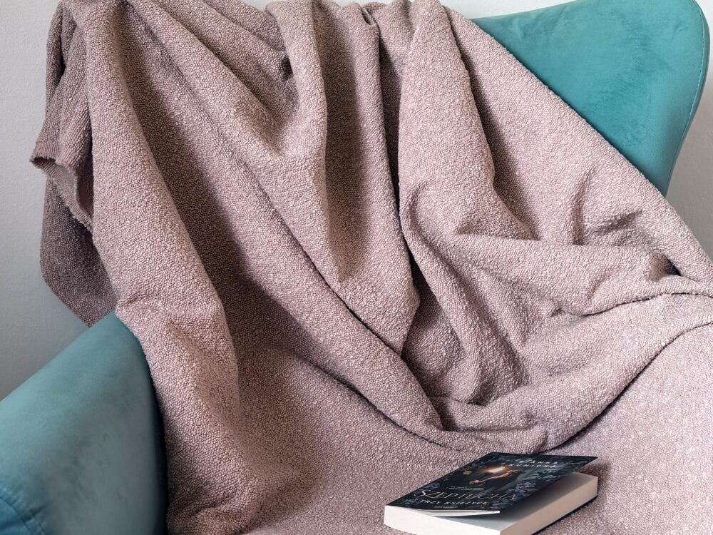 Narzuta na fotel w kolorze zgaszonego różu, uszyta z tkaniny boucle