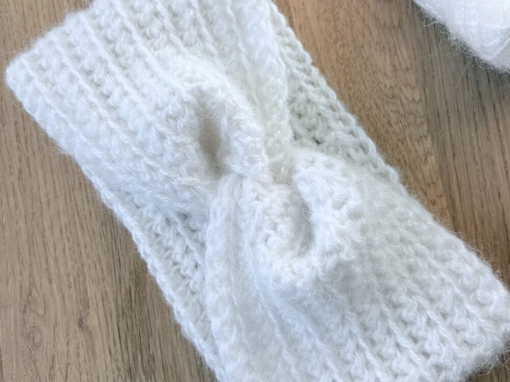 Opaska na głowę, wykonana z włóczki na szydełku, w kolorze ciepłej bieli