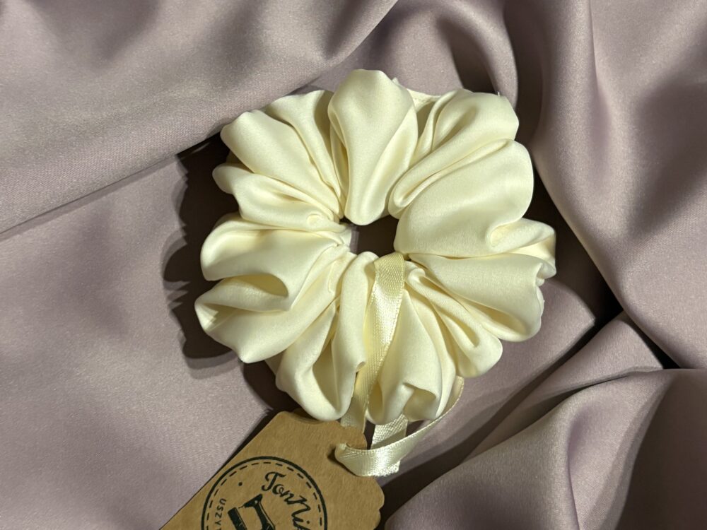 Scrunchie satynowa w kolorze waniliowym