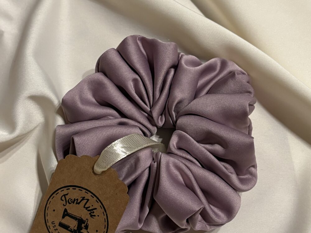 scrunchie satynowa w kolorze wrzosowym