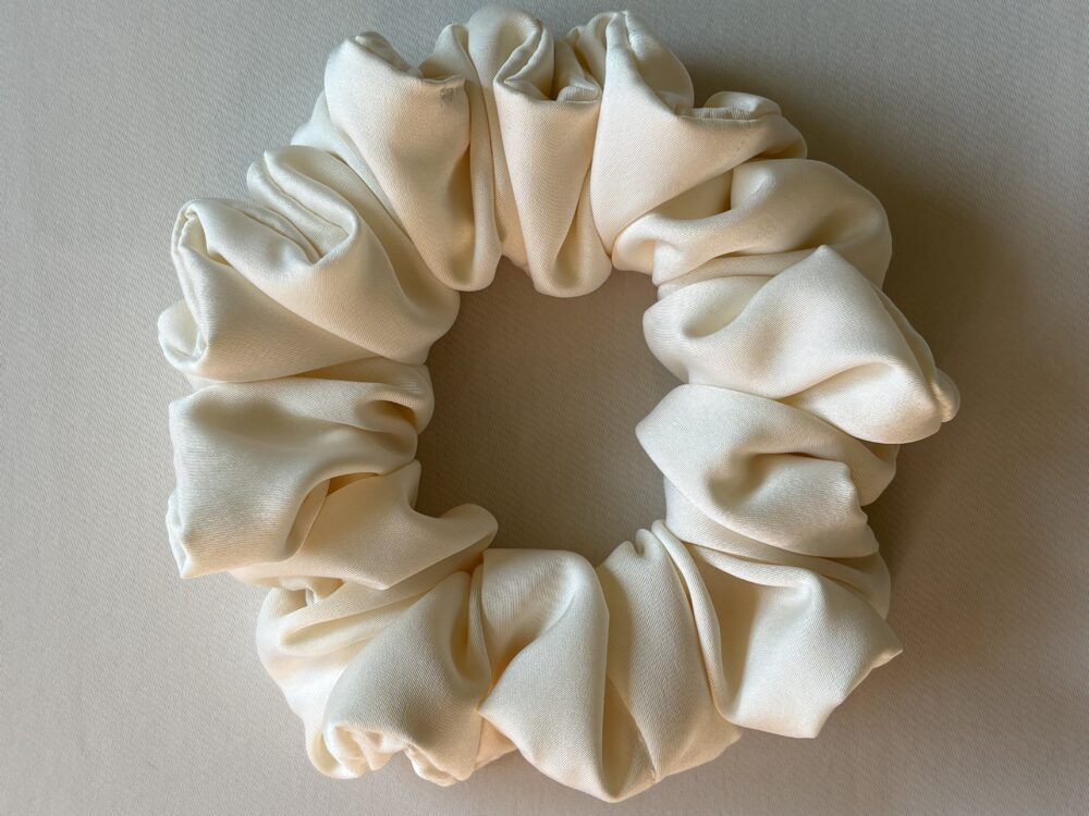 scrunchie satynowa w kolorze waniliowym