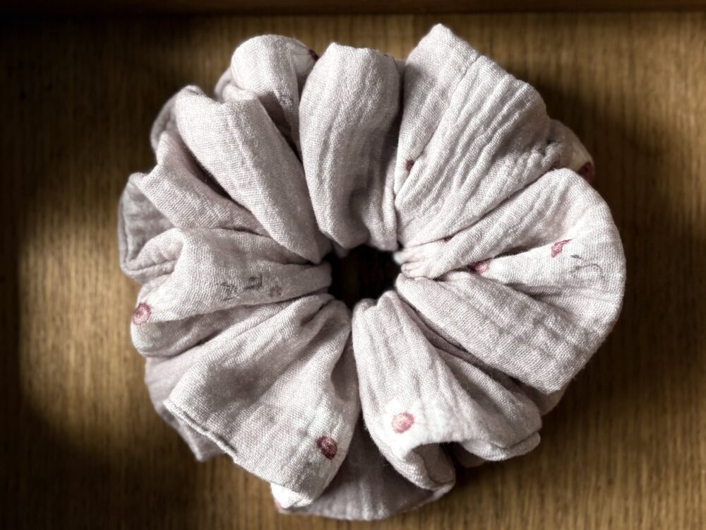 Scrunchie muslinowa, bardzo delikatny wzór stokrotek na beżowym tle