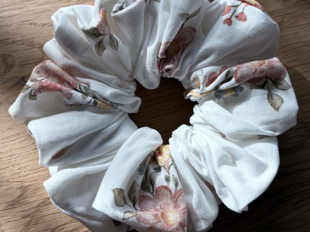 gumka scrunchie, kolorowe kwiatku na białym tle