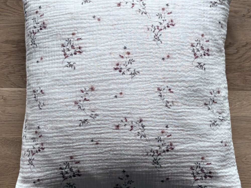 poszewka muślinowa, delikatne kwiatki na kremowym tle, zapinana na zamek