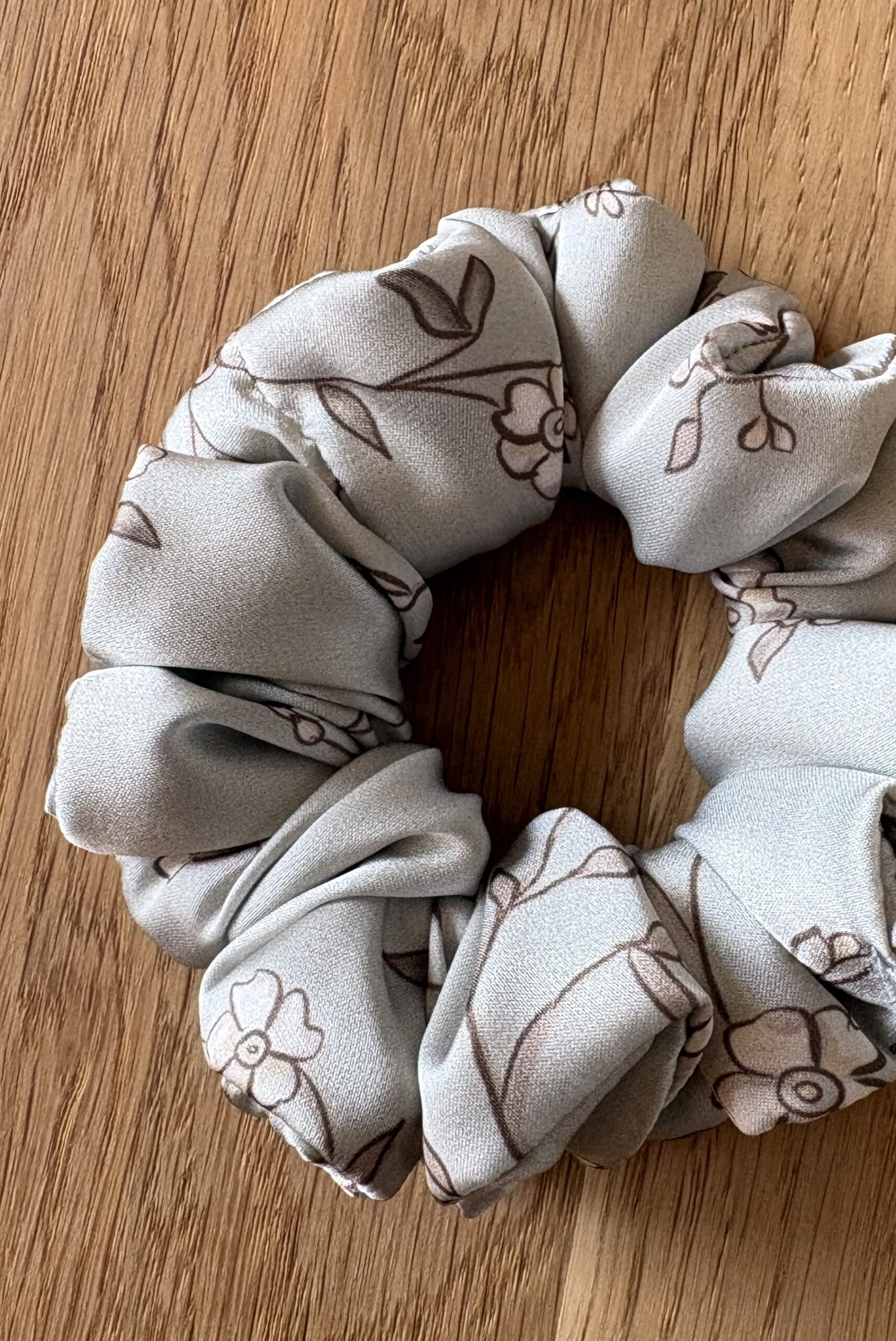 Scrunchie satynowa miętowa - obrazek 2