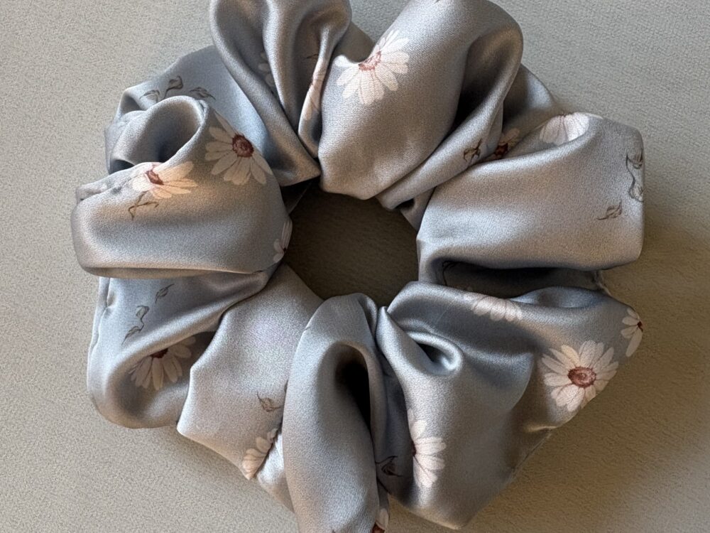 scrunchie satynowa, stokrotki na błękitnym tle