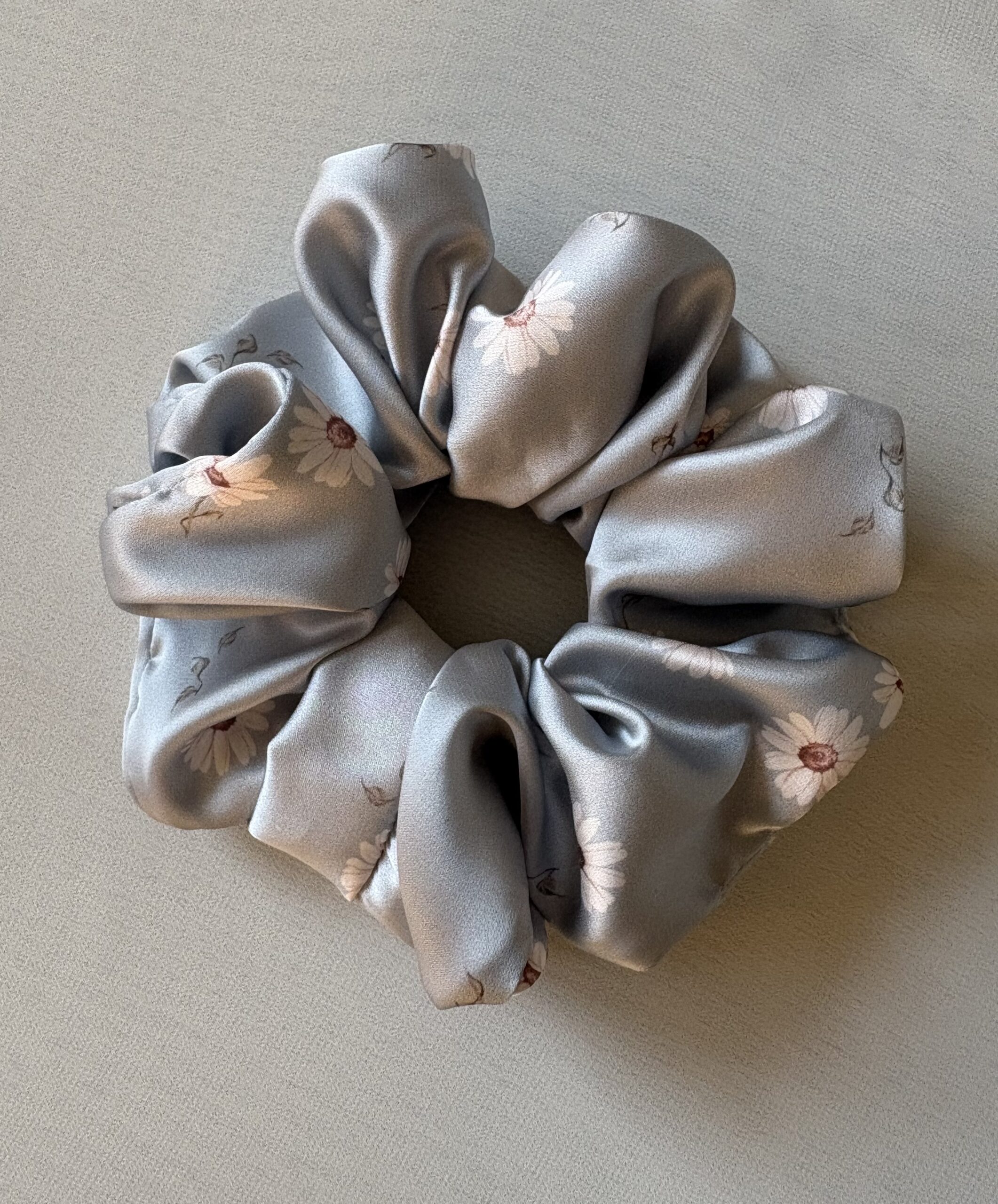 scrunchie satynowa, stokrotki na błękitnym tle