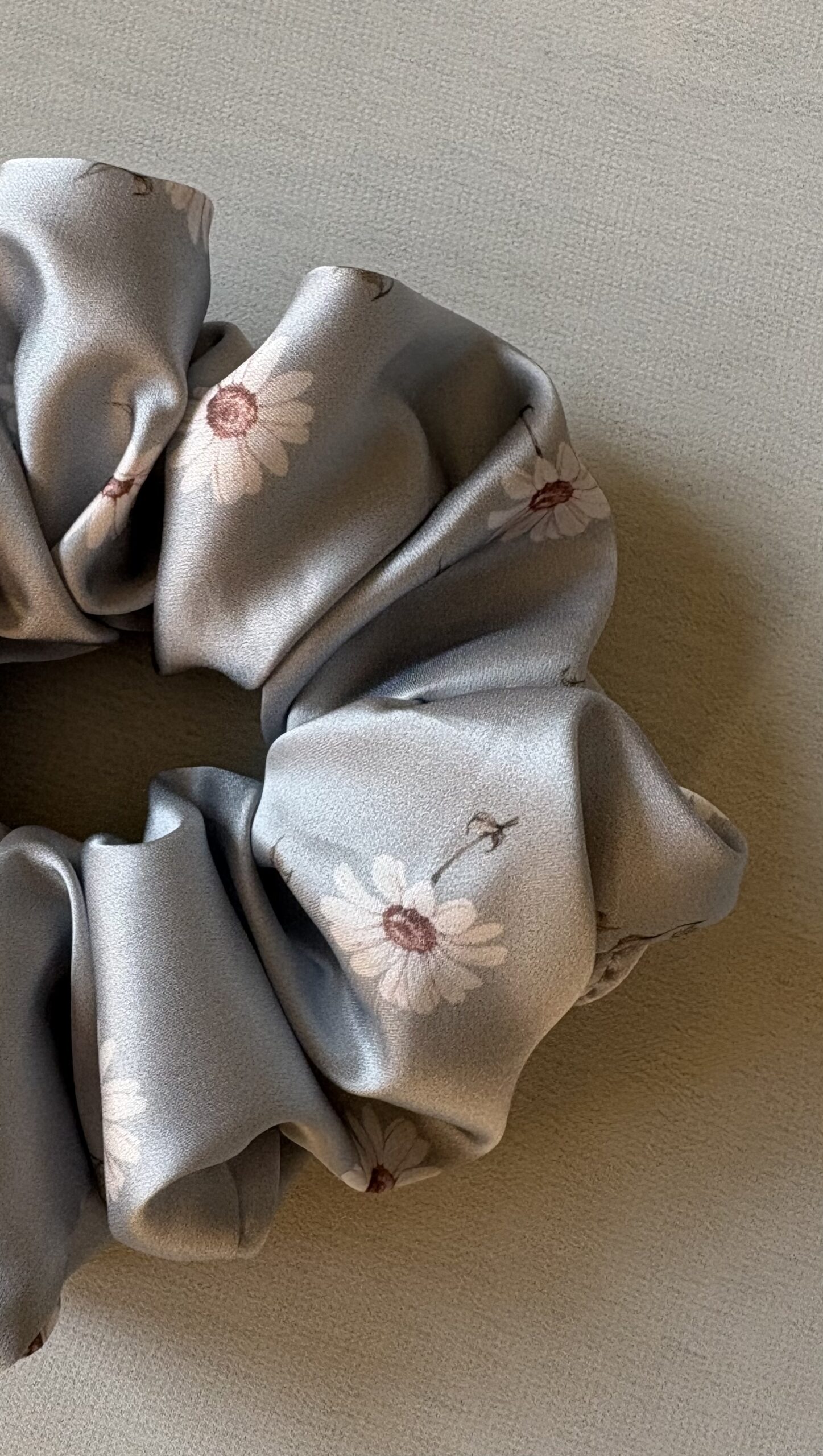 Scrunchie satynowa błękitna - obrazek 2