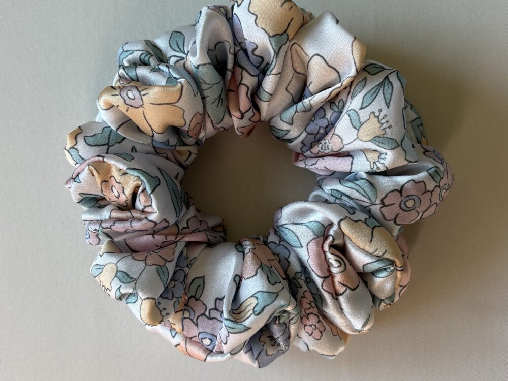 scrunchie satynowa w pastelowe kwiaty