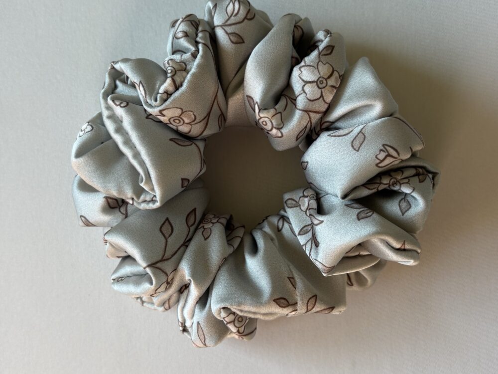 scrunchie satynowa, delikatne kwiaty na miętowym tle
