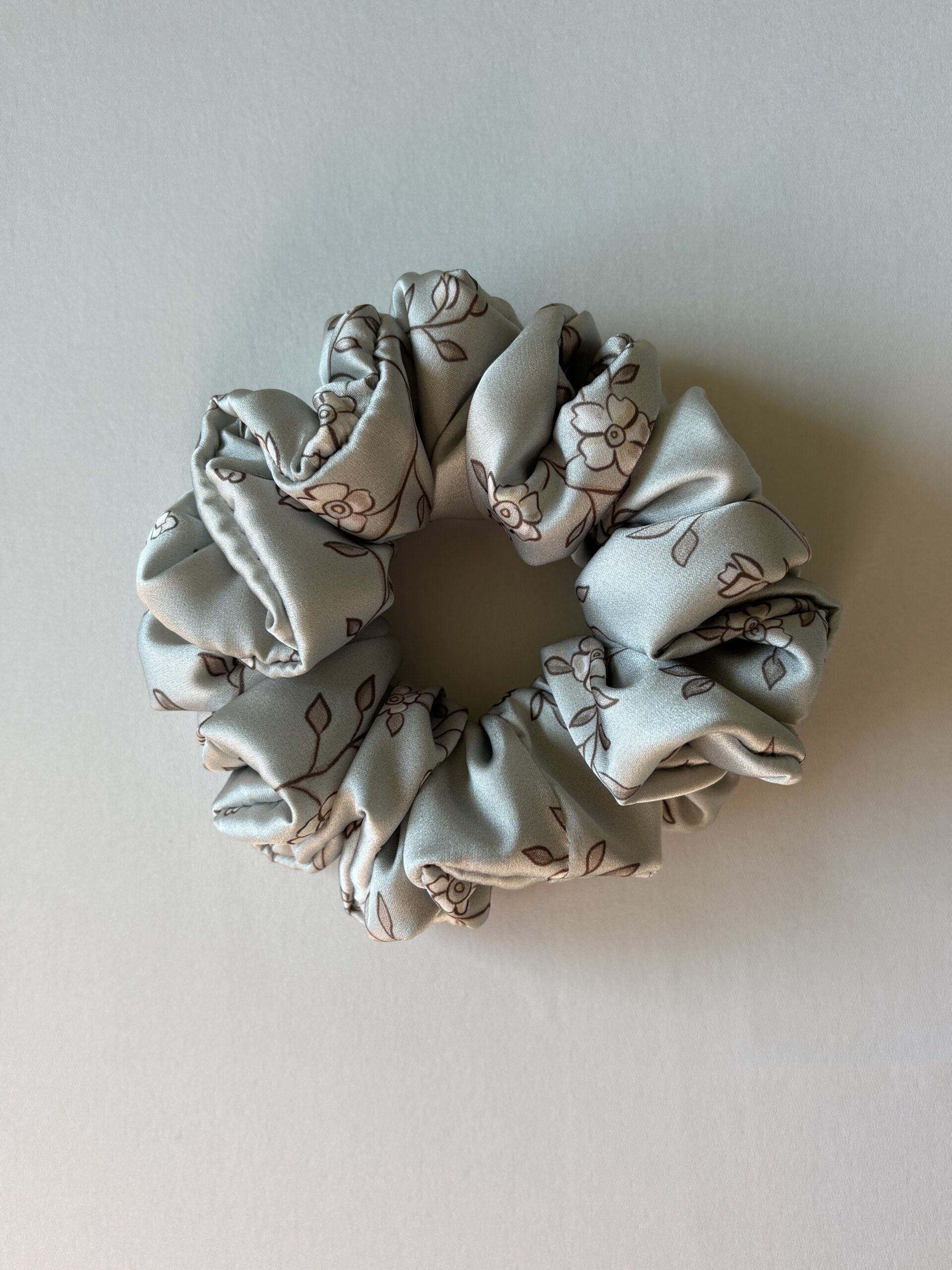 scrunchie satynowa, delikatne kwiaty na miętowym tle