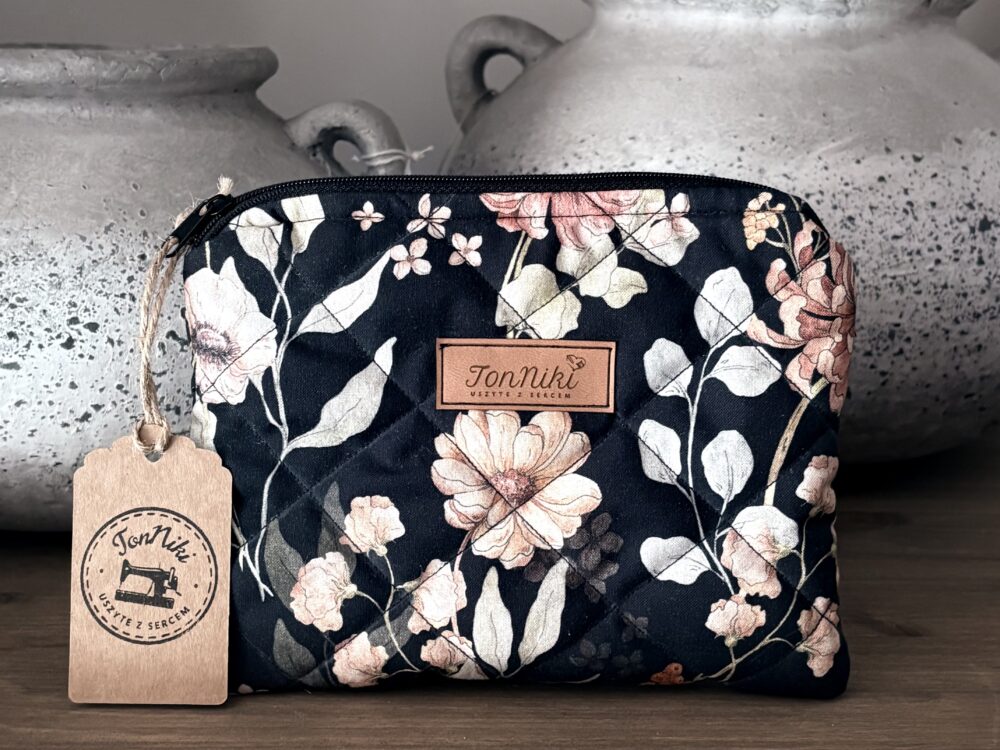 saszetka/kosmetyczka zapinana na zamek, z poręcznym uchwytem, vintage kwiaty na czarnym tle